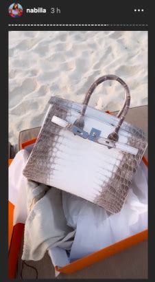 Nabilla : combien vaut le sac Hermès en crocodile et diamants